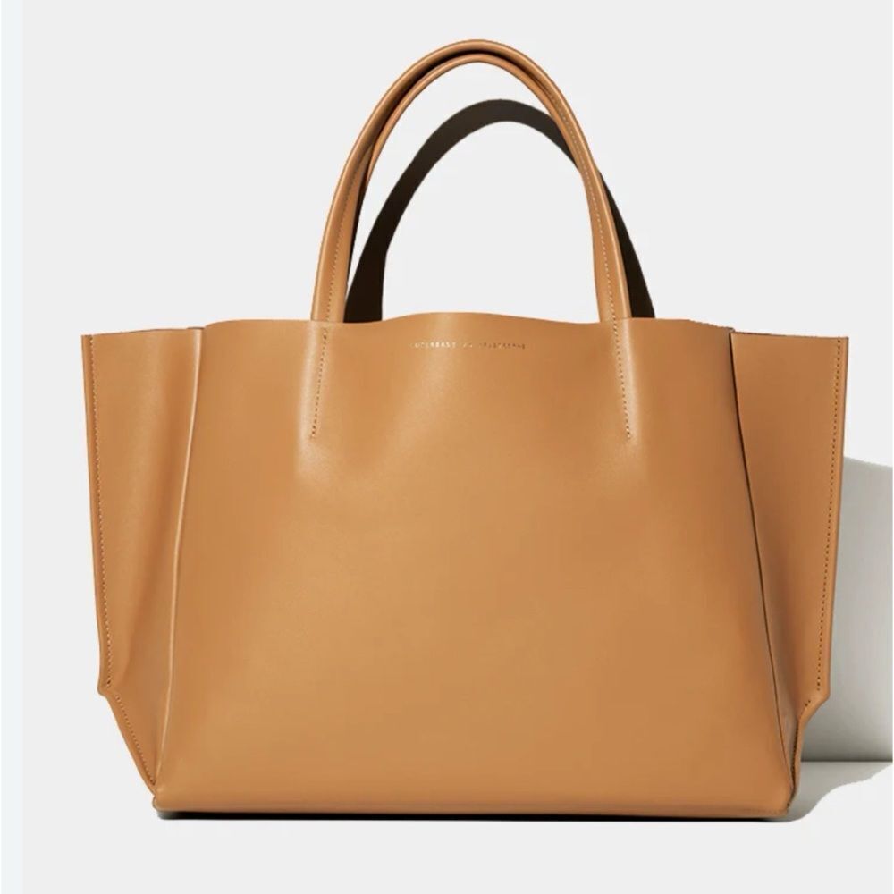 AMPERSAND AS APOSTROPHE
STIFF SIDEWAYS TOTE IN GREY